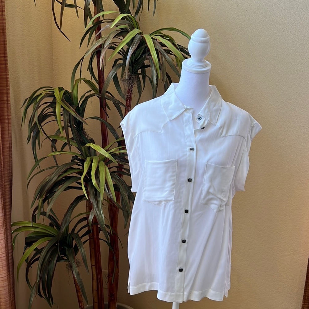 BCBGeneration White sleeveless blouse w/ metal buttons. Size M. Great condition
